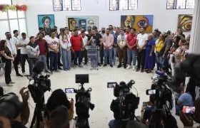 Arturo Suárez (c), ciudadano venezolano que estuvo detenido en el Centro de Confinamiento del Terrorismo (CECOT) en El Salvador