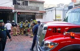 Los bomberos atendiendo la emergencia en la licorería. 