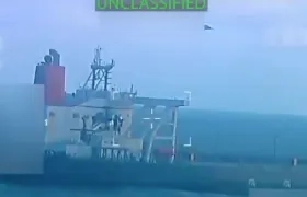 Momento en que la Marina de EE.UU. intercepta el buque petrolero. 