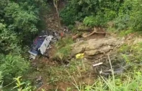 El bus de servicio público se precipitó por un barranco.