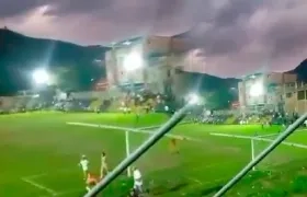 Imágenes del pánico en la cancha.