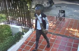 Este es el hombre señalado de robar los equipos de amplificación y sonido. 