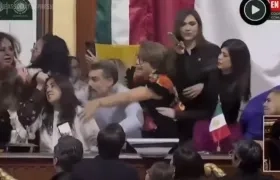 Momento en que se originó la pelea entre las legisladoras. 