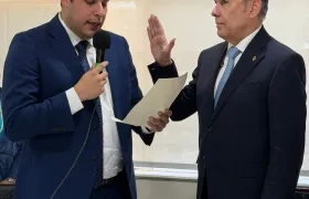 Efraín Cepeda juramentando para el cargo.