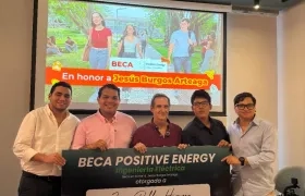 El joven Juan Pablo Higuera junto a los directivos de Positive Energy.