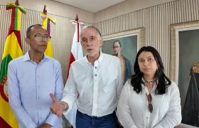 El rector Rafael Castillo, el gobernador Eduardo Verano y Melissa Obregón, representante de la Presidencia en el Consejo Superior de la Uniatlántico.