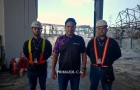 Presidente de la compañía junto con varios trabajadores. 