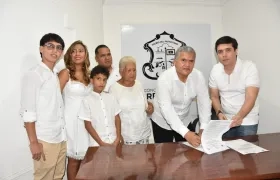 Fabián Enrique Monsalvo tomando posesión ante el presidente del Concejo, Andrés Ortiz.