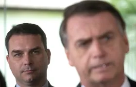 El senador Flávio Bolsonaro y el expresidente Jair Bolsonaro.