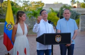 El Presidente Gustavo Petro dando a conocer el salario mínimo del 2026 junto a su hija Antonella y al ministro de Trabajo, Antonio Sanguino. 