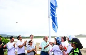 Izada de Bandera Azul en Salinas del Rey.