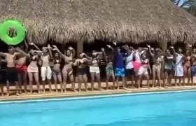 Jóvenes disfrutando en una piscina en Coveñas, Sucre.
