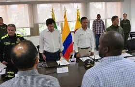El alcalde (e) de Bucaramanga, Javier Sarmiento Olarte; y el ministro de Defensa, Pedro Sánchez, el consejo extraordinario de seguridad. 