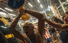 Jermein Peña con el trofeo de campeón.