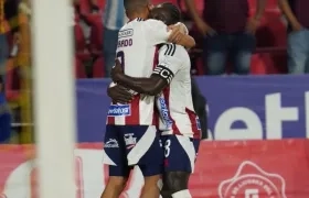 José Enamorado celebrando el gol con Yimmi Chará.