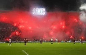 Bengalas durante la final.