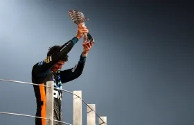 Lando Norris celebrando con el trofeo.