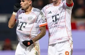 Luis Díaz y Harry Kane en la celebración del gol del guajiro