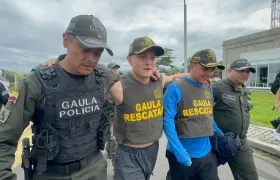 Miguel Ayala y Nicolás Pantoja con la Policía Nacional.