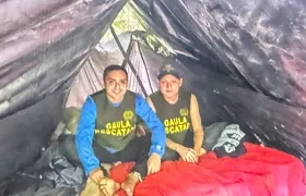 El manager Nicolás Pantoja y Miguel Ayala al ser liberados.