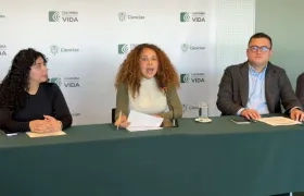 Yesenia Olaya, ministra de Ciencia, Tecnología e Innovación (centro).