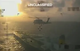 Momento en que fue interceptado el buque petrolero. 