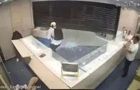 Momento en que los delincuentes intentaba darse a la huida de la joyería. 