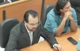 Nicolás Petro con su abogado Alejandro Carranza. 