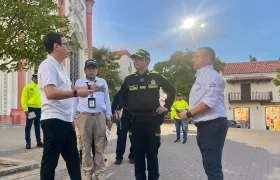 El secretario de Gobierno, Ángelo Cianci; comandante de la Policía Metropolitana de Barranquilla es el Coronel Miguel Andrés Camelo Sánchez; y el Jefe de la Oficina de Seguridad, Yesid Turbay.