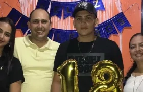 Los pastores Marlon Lora y su esposa Yurlay Rincón; al igual que sus hijos Ángela y Santiago Lora Rincón.