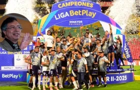 El Presidente Petro y los jugadores celebrando el título.