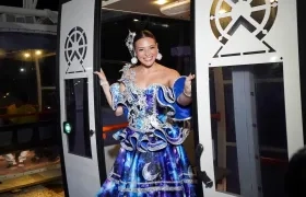 La Reina del Carnaval 2026, Michelle Char, en la entrada de una de la cabinas de 'La Luna del Río'. 