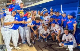 Teo Gutiérrez y Carlos Bacca con los peloteros de los Caimanes.