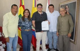Rector de la Institución Educativa Juan V Padilla Wilmer Solaez, Secretaria de Educación Departamental Maribel Castro Flórez, el joven Javier Alfredo Molina Molina,  vicerrector José Luis Castro Guerra y el rector de Unimetro Dr. José Borré Aguilera.