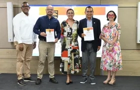 Entrega de reconocimiento a Unisimón.