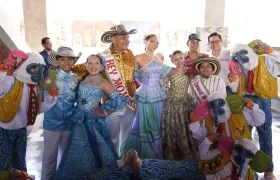 Ashley Gómez y Germán Palomino, Reyes Infantiles de la 44; Adolfo Maury, Rey Momo; Michelle Char, Reina; Juan Ospino, Secretario de Cultura del Distrito; Laurian Puerta, Alcalde local Norte Centro Histórico; Joshua Ortiz y Sharon Acosta, Reyes Infantiles.