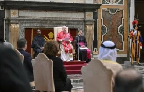 El pontífice durante el encuentro con los representantes de varios países. 