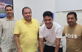Jannenson Sarmiento firmando su contrato con Junior. 