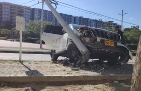 Después del ataque criminal, el vehículo chocó con un poste.