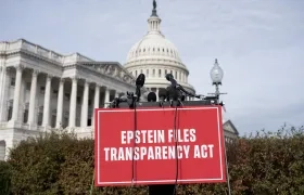 Fotografía de un cartel sobre el caso del pederasta Jeffrey Epstein.