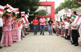El alcalde de Baranoa, Édinson Palma, acompañado de Maribel Castro, secretaria de educación del Atlántico.