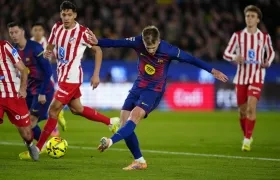 Dani Olmo remata al arco del Atlético para marcar el segundo gol del Barcelona. 