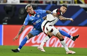 El colombiano Jorge Carrascal disputa el balón con Gonzalo Piovi.