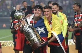 El chileno Erick Pulgar y el colombiano Jorge Carrascal, jugadores del Flamengo. 