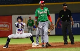 El novato Diego Contreras celebra tras remolcar las dos primeras carreras de Caimanes con un sencillo. 