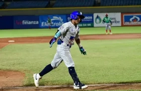 Diego Contreras bateó un jonrón dos carreras en el octavo inning para Caimanes.
