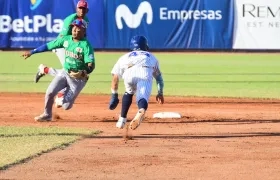 Diego Contreras, corredor de Caimanes, roba la segunda base.