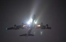 Avión cisterna KC-135 Stratotanker despegando para brindar apoyo a la Operación Ataque Ojo de Halcón.