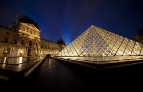 Vista de la pirámide de cristal, entrada al Museo del Louvre. 