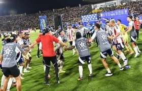 La celebración de los jugadores del Junior en el césped del estadio Manuel Murillo Toro de Ibagué. 